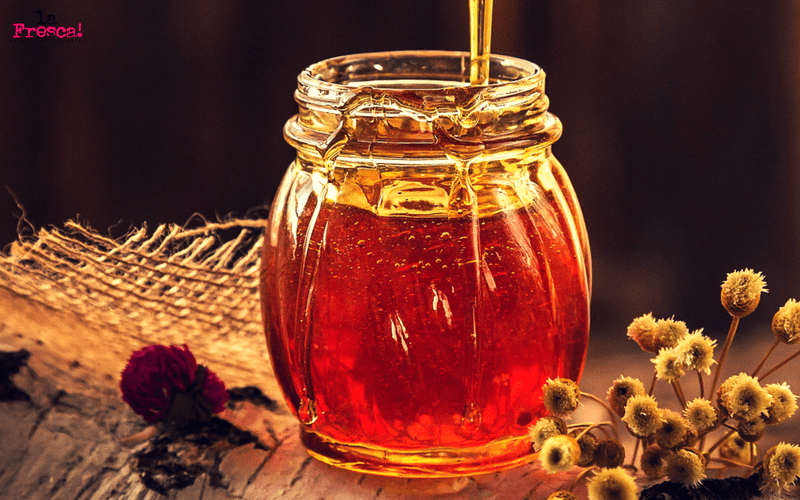 ¿Sabes que a la miel se le conoce como el 'Oro Líquido' de la cosmética natural por su eficacia en tratamientos de hidratación?